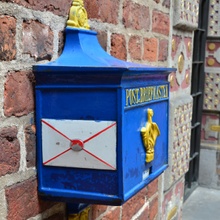 Es gibt auch  blaue Postkasterl in BRD