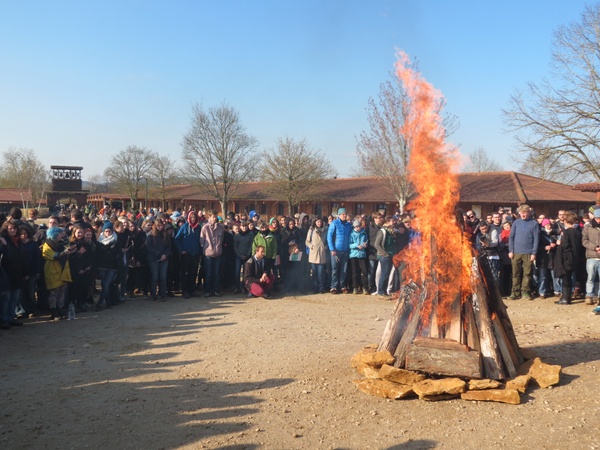Osterfeuer in Taizé