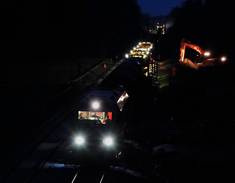 Gleisbaustelle nachts