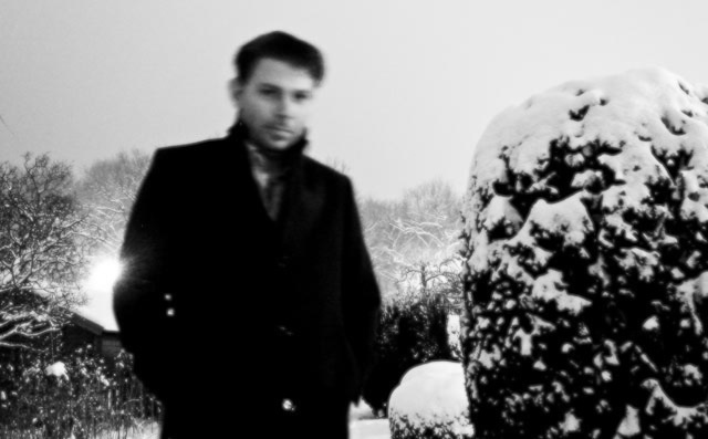 Ein Mann im Schnee