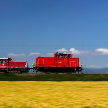 Zwei rote Lokomotiven