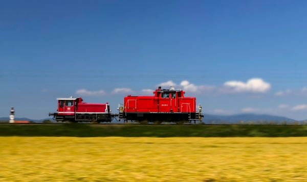 Zwei rote Lokomotiven