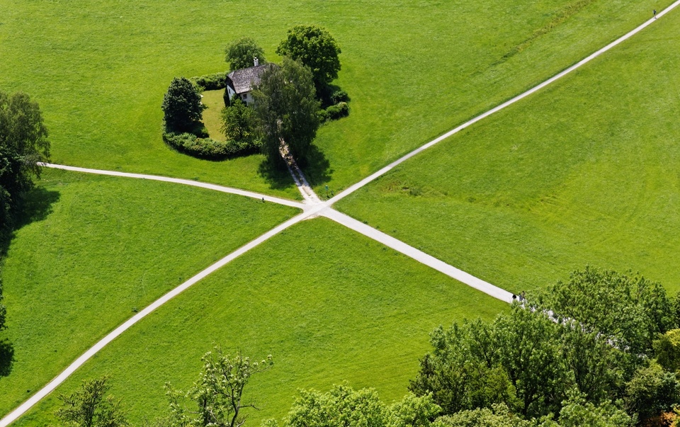 Kreuzung im Grünen